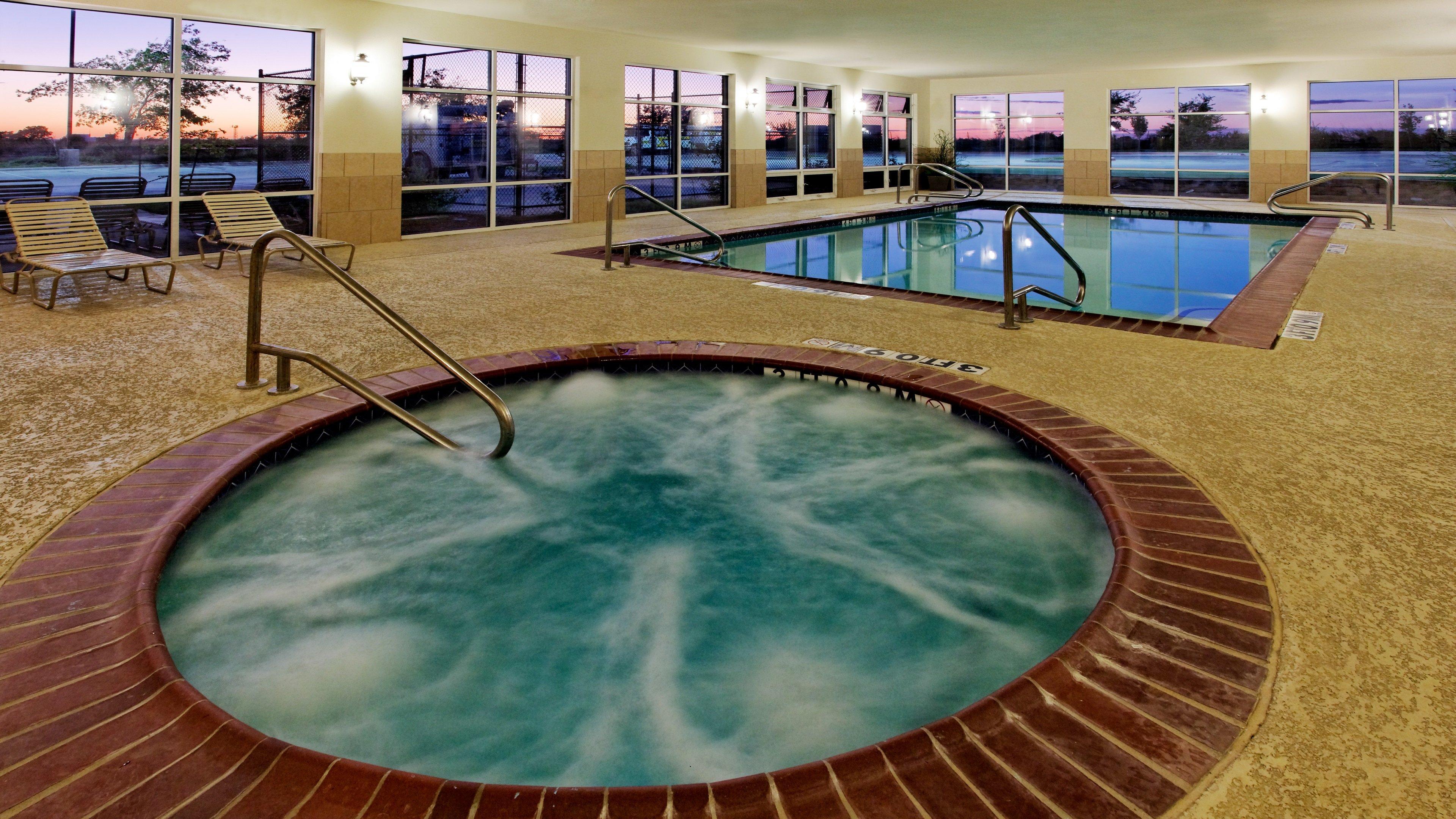 Holiday Inn Express Hotel & Suites Cleburne By Ihg Bagian luar foto
